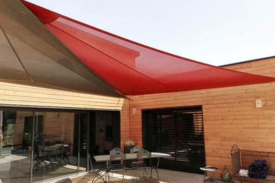 5-Voiles-dombrage-triangulaires-rouge-et-marron-640x480-1