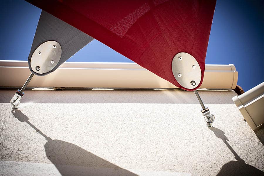 2-voiles-dombrage-accrochées-au-mur