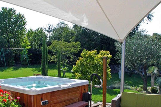 4-Voiles-dombrage-au-dessus-dun-jaccuzzi-640x480-1