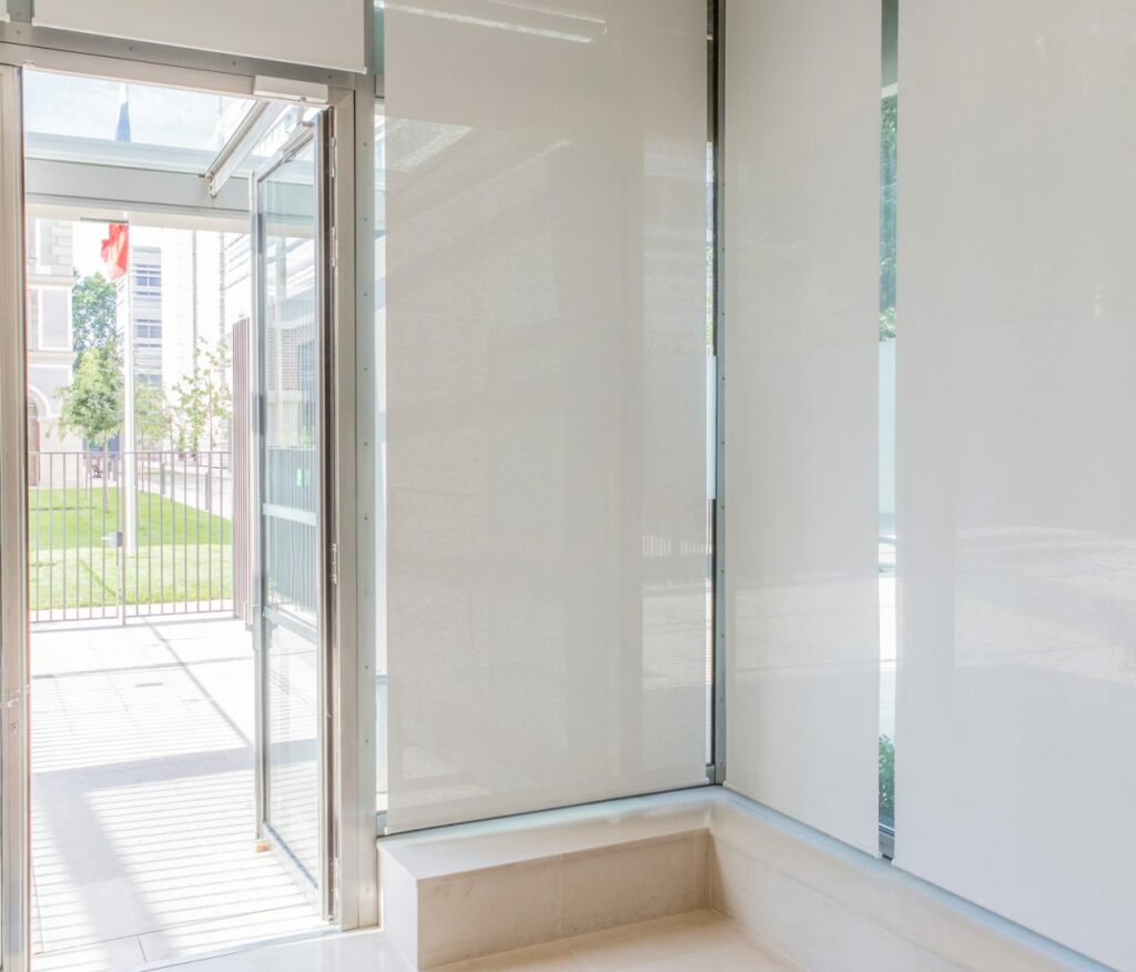 Store-interieur-blanc-electrique-pour-entreprise