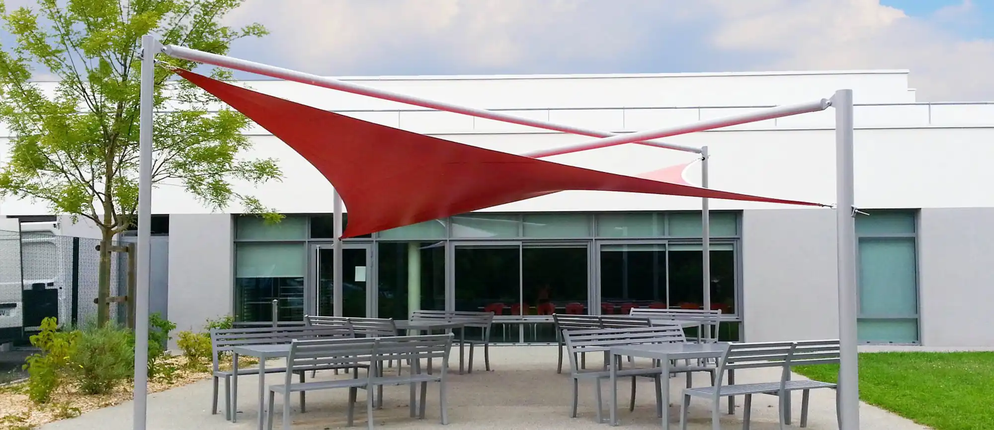 _1-Grand voile d'ombrage rouge qui protège l'espace détente extérieur d'une entreprise