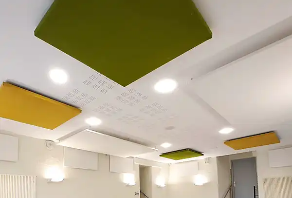 1-Panneaux acoustique accrochés au plafond d'un hall d'accueil