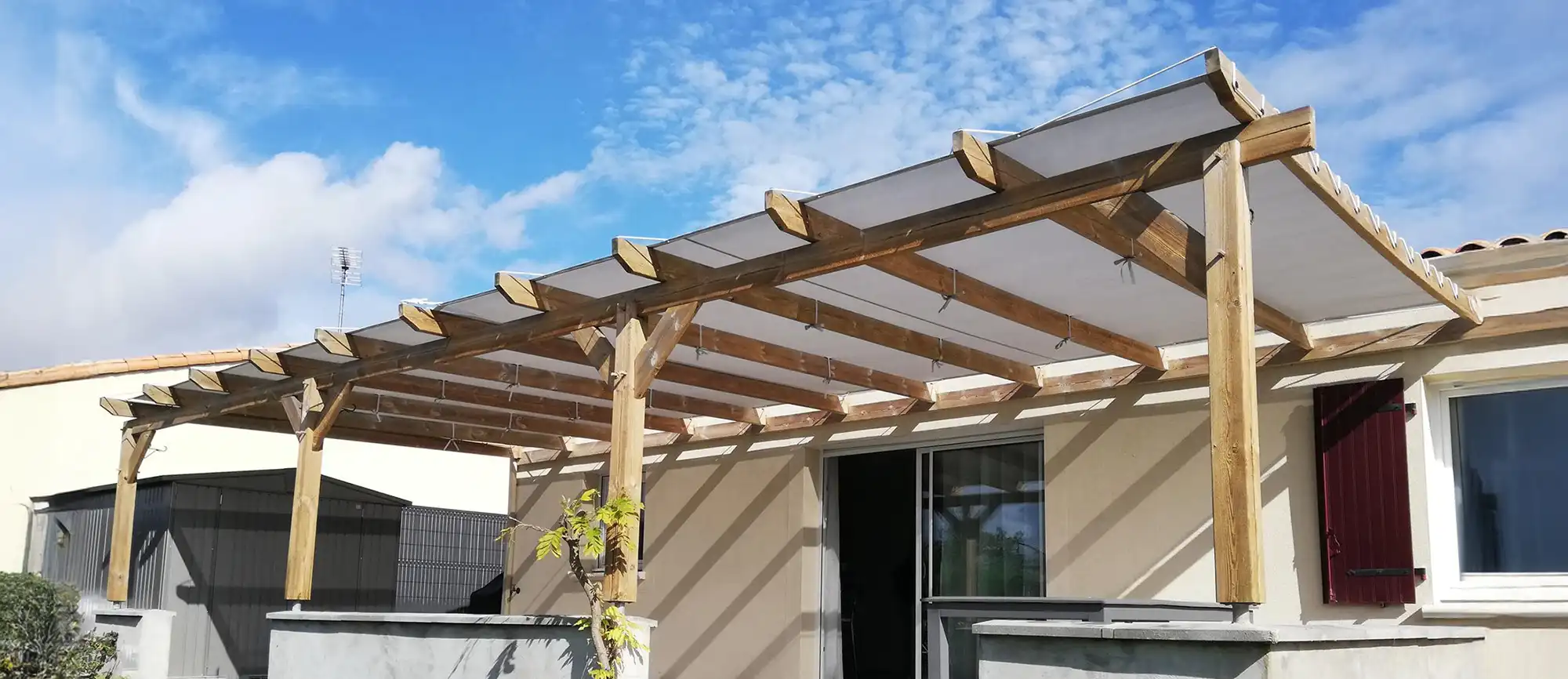 1-Pergola en bois avec toiles tendues beige Sofareb