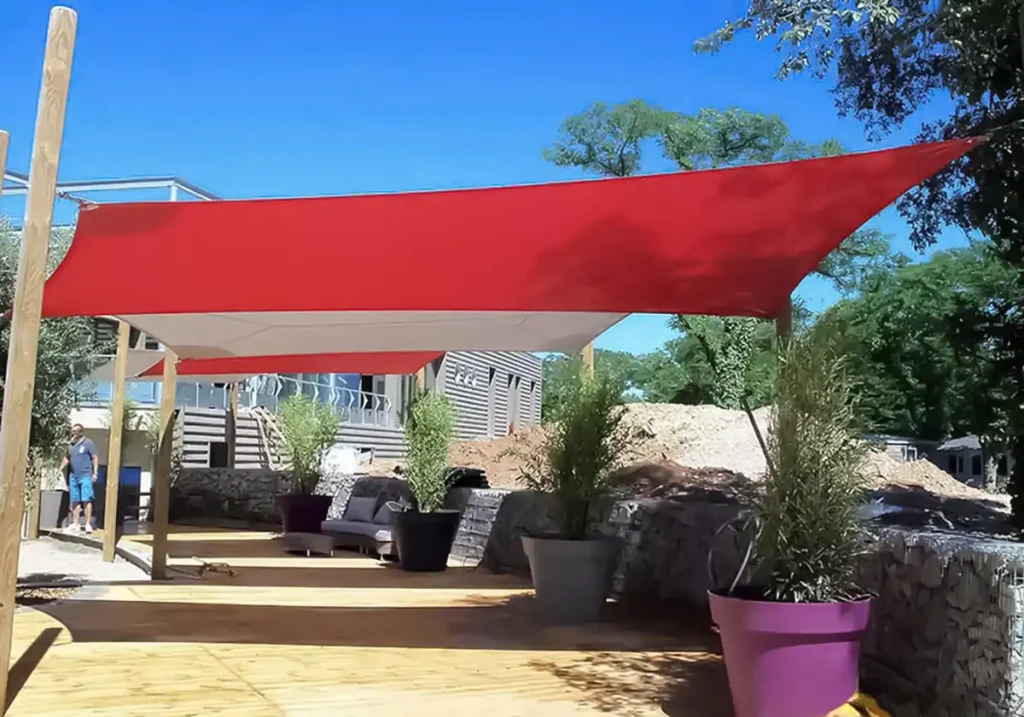 1-grandes voiles d'ombrage installées dans l'allée extérieur d'une entreprise