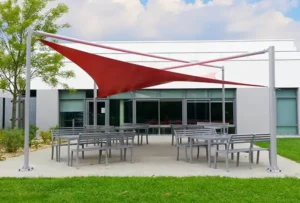 _2-Grand voile d'ombrage rouge qui protège l'espace détente extérieur d'une entreprise