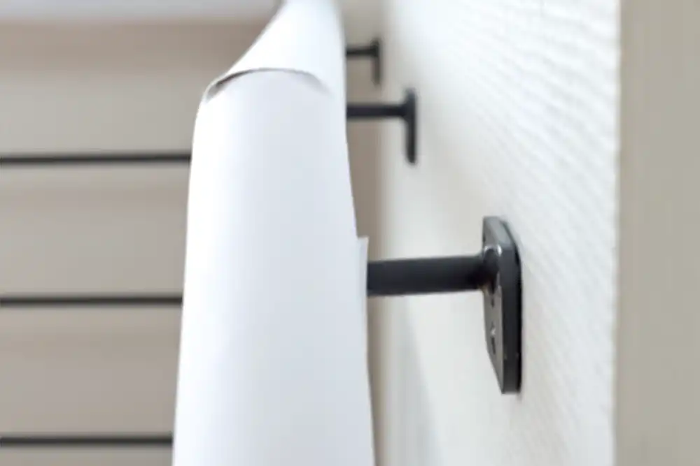 _Bâche antivirale installée sur la poignet d'une porte-v2