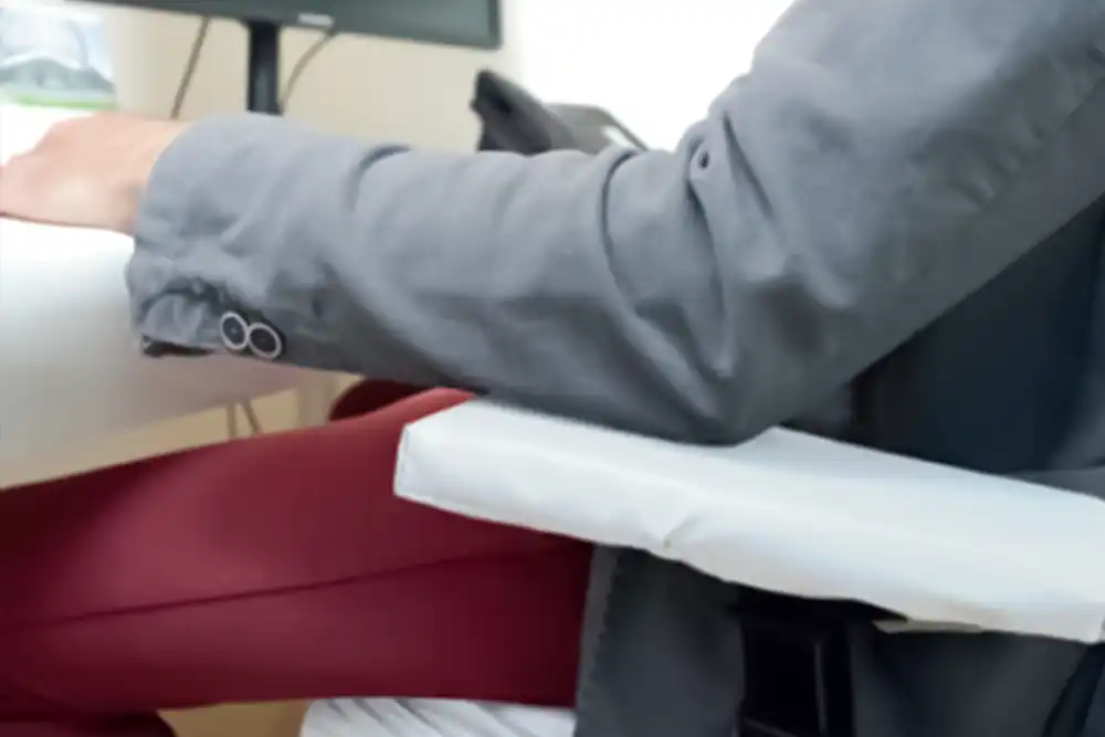 _Bâche antivirale installée sur l'accoudoir d'un siège-v2