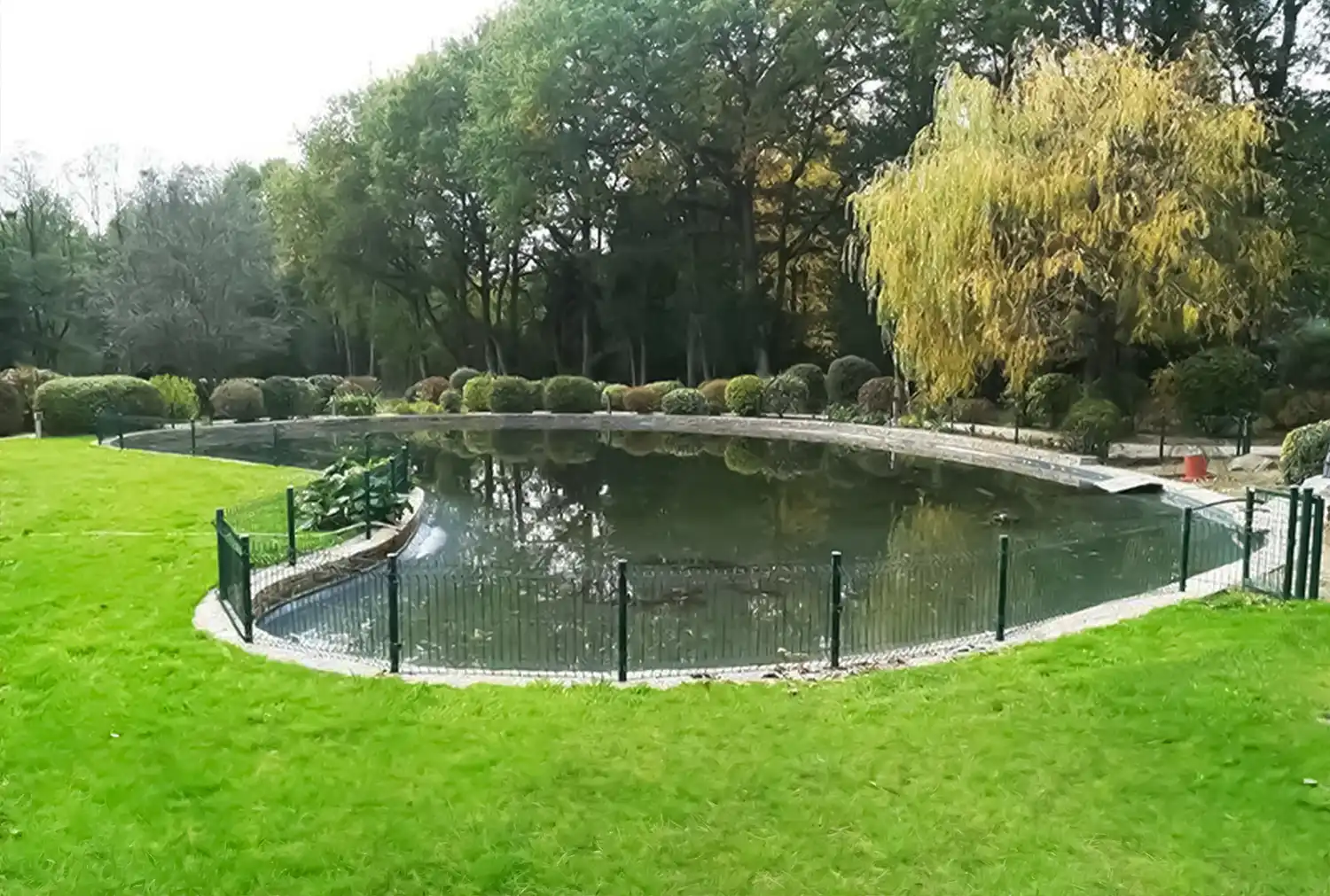 Bâche réalisée sur mesure pour ce grand bassin d'agrément-v2