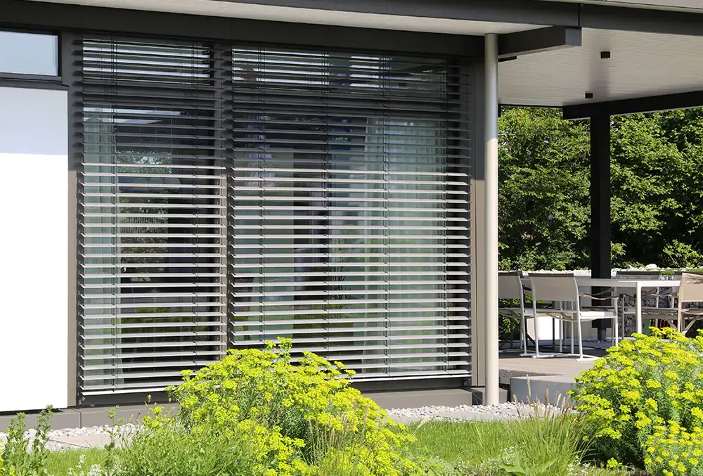 _Brise soleil accroché à la fenetre d'une maison-v2
