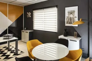 _Bureau Sofareb aménagé avec des toiles tendues aux murs