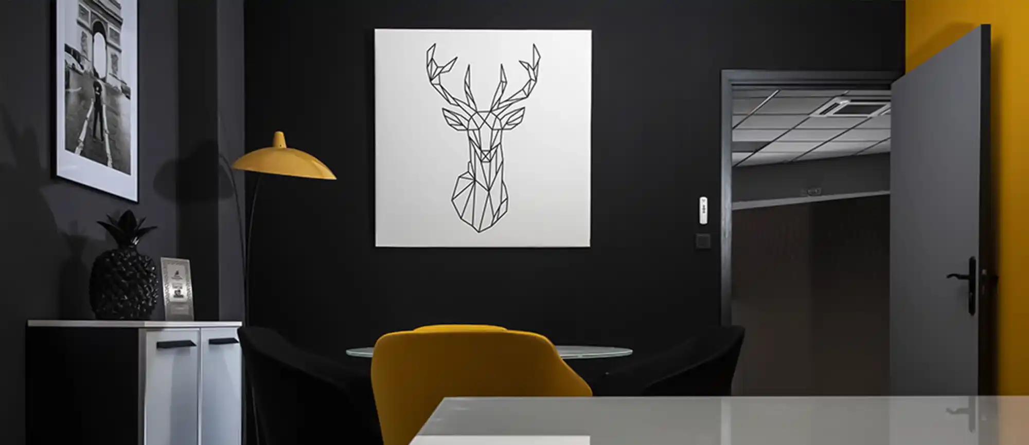 Décoration du bureau Sofareb avec de la toile tendue aux mur et au plafond