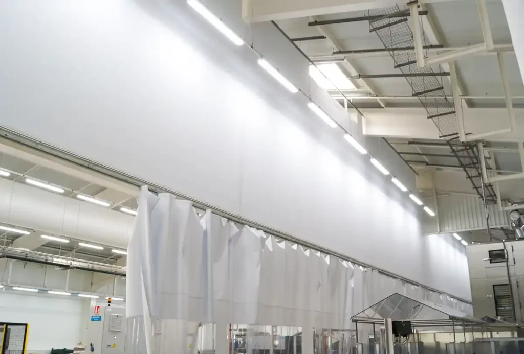 Grand rideau en bache blanche pour séparer les ateliers d'une industrie-v2