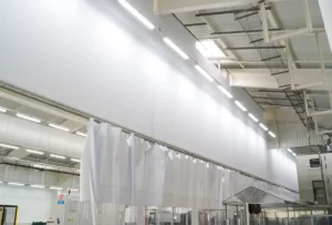 Grand rideau en bache blanche pour séparer les ateliers d'une industrie-v2