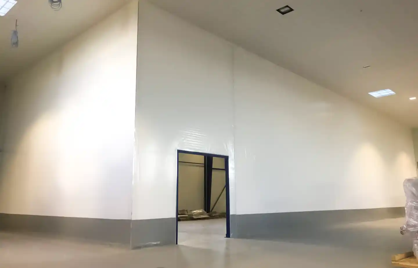 Grande bache tendue et fabriquée sur mesure pour créer une délimitation dans une industrie