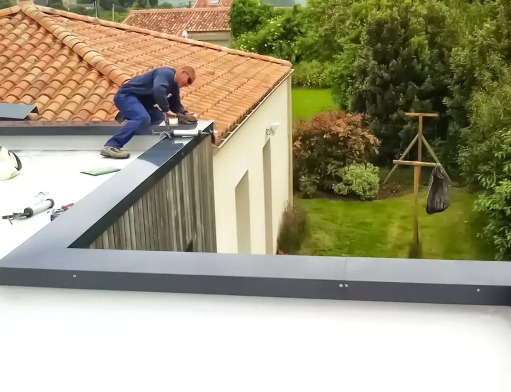 _Installation d'une bâche sur la toiture plate d'une maison