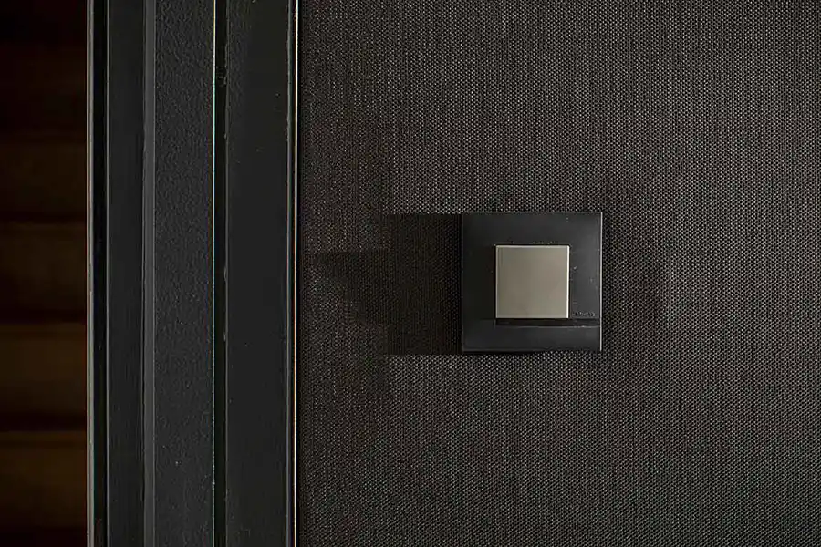 _Mur décoré d'une toile tendue noire