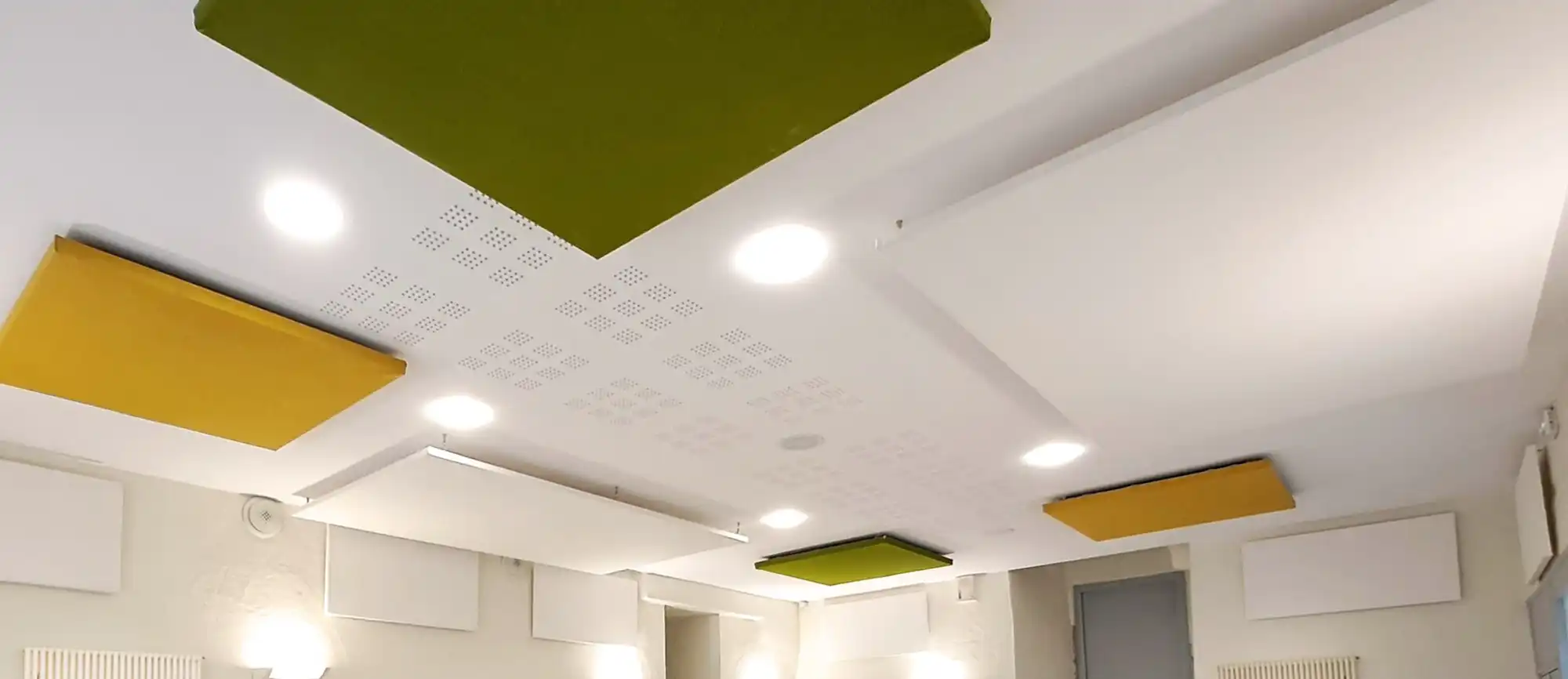 _Panneaux acoustique accrochés au plafond d'un hall d'accueil