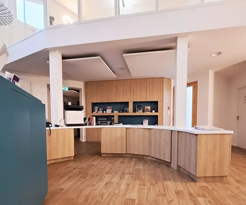 Panneaux-acoustique-blancs-accroches-au-dessus-dun-bureau-daccueil