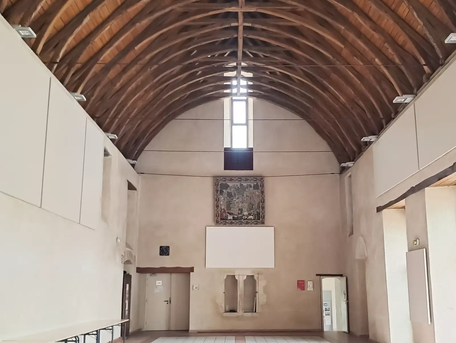 Panneaux acoustiques accrochés au mur