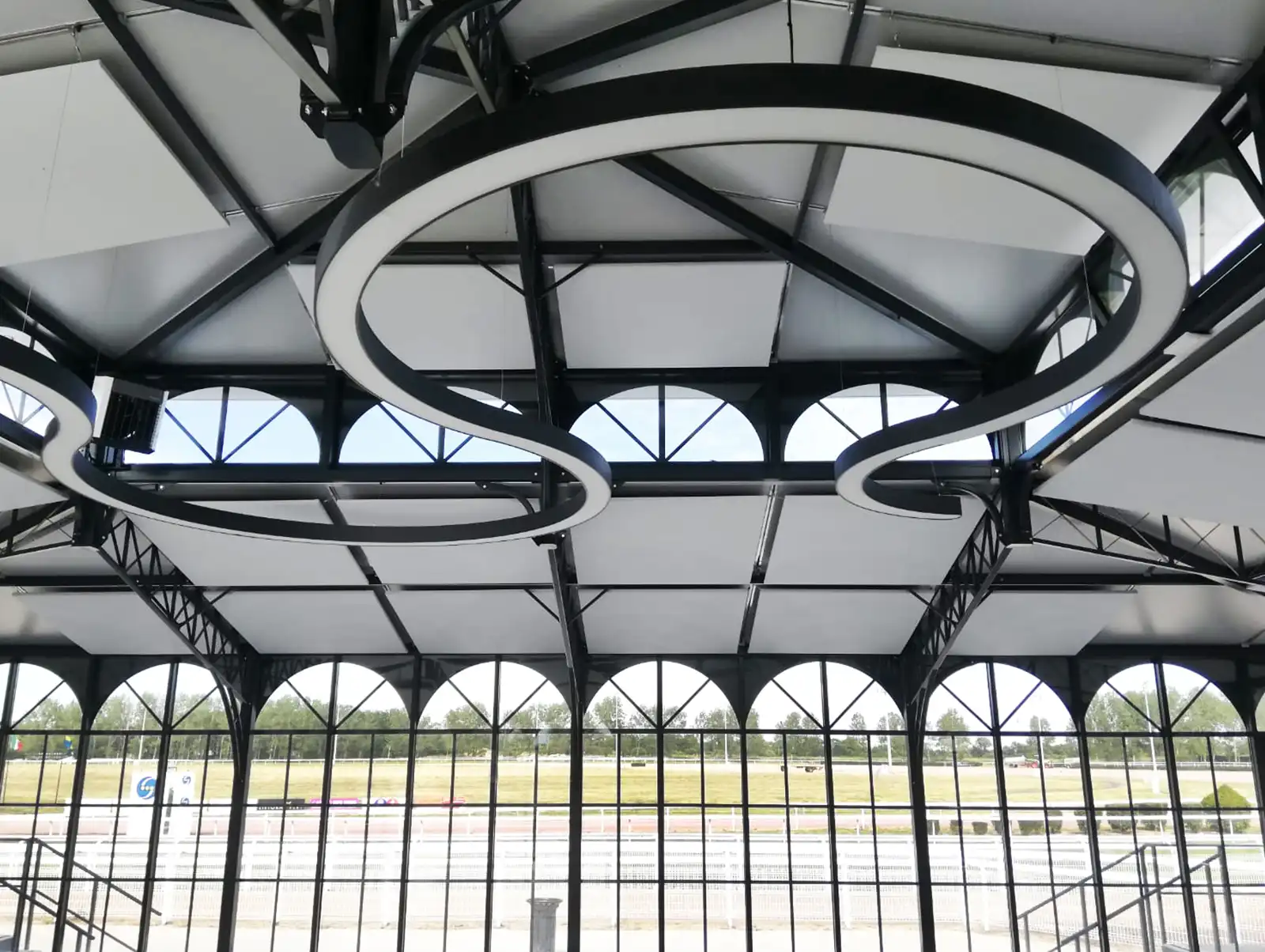 Panneaux acoustiques accrochés au plafond