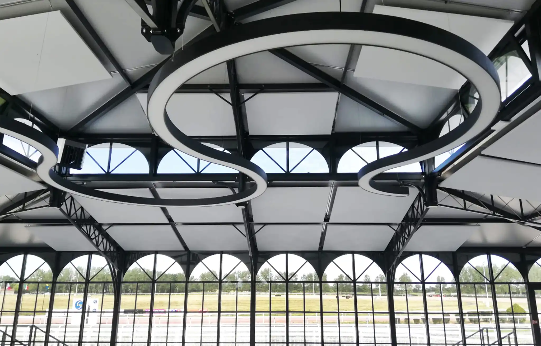 Panneaux acoustiques blancs accrochés au plafond d'une salle