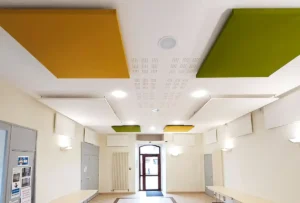 Panneaux acoustiques colorés accrochés au plafond du couloir d'une école-2
