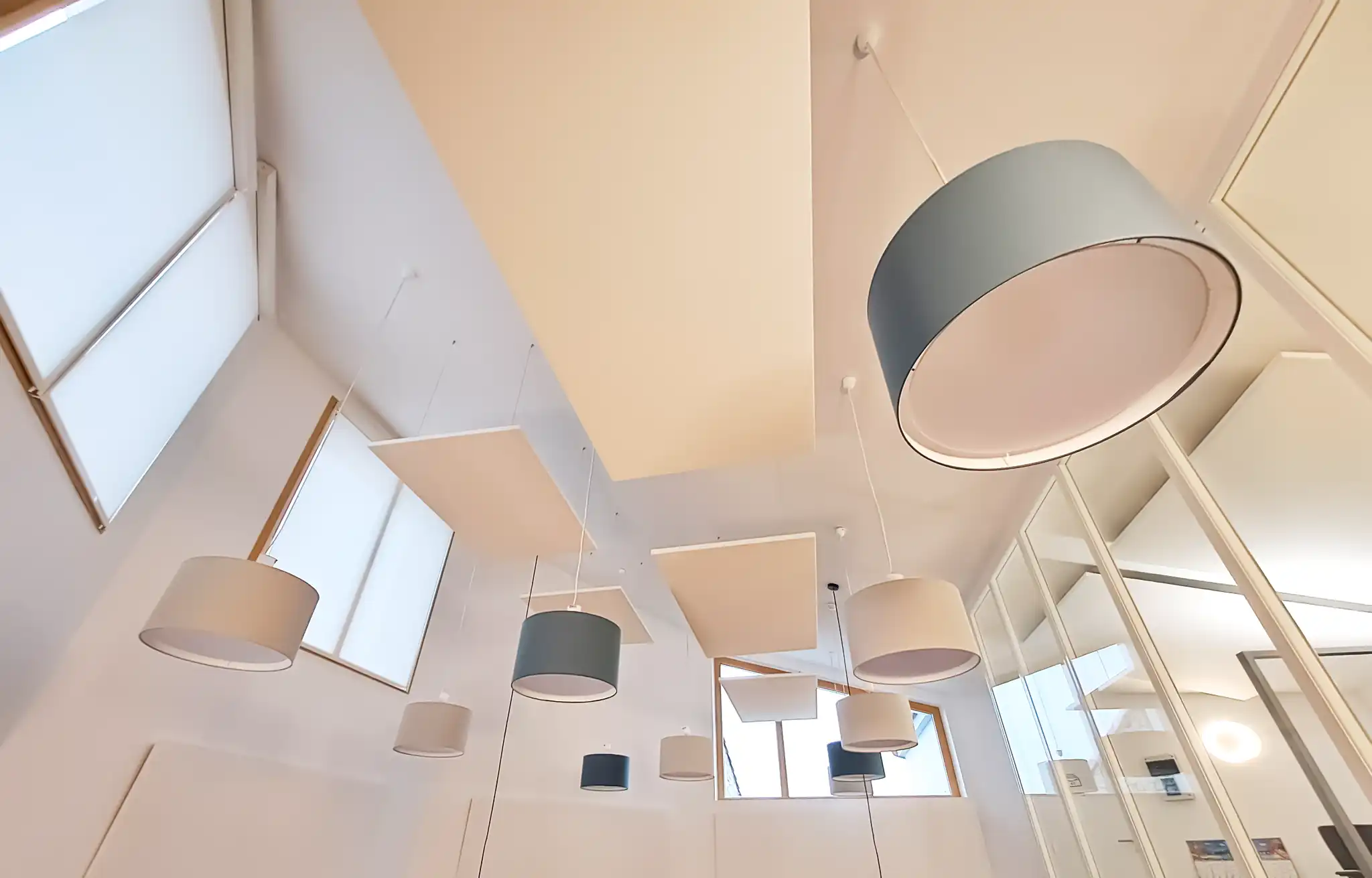 Panneaux acoustiques colorés suspendues au plafond d'une entreprise