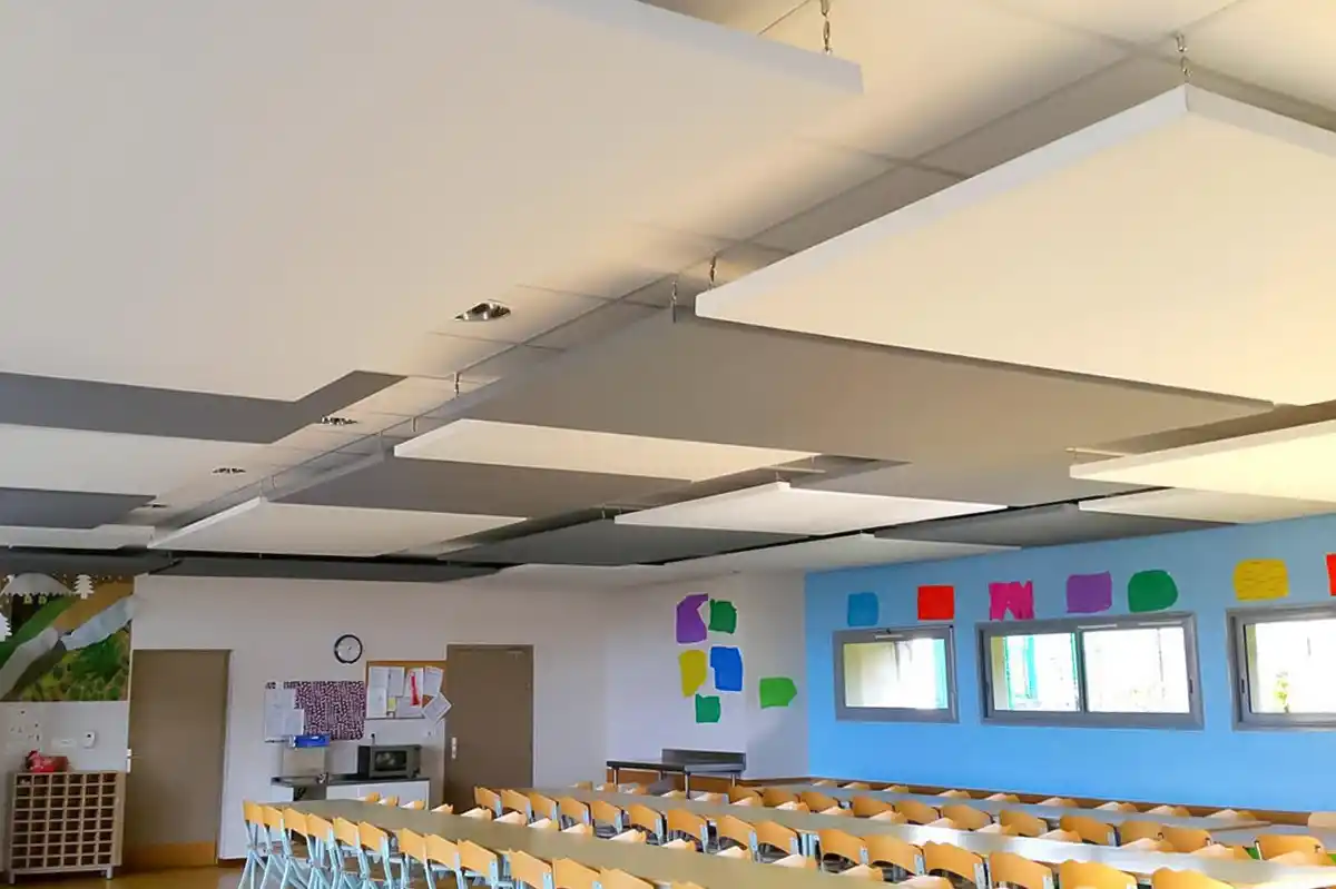 Panneaux acoustiques gris et blanc accrochés au plafond d'une cantine
