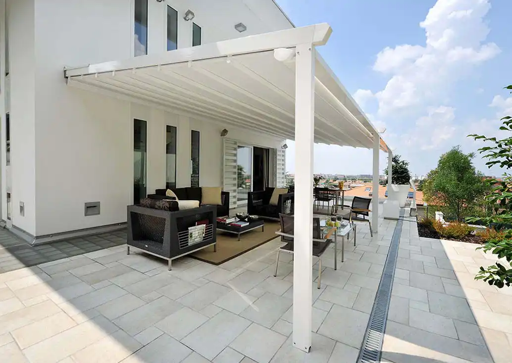 _Pergola blanche adossée à une maison