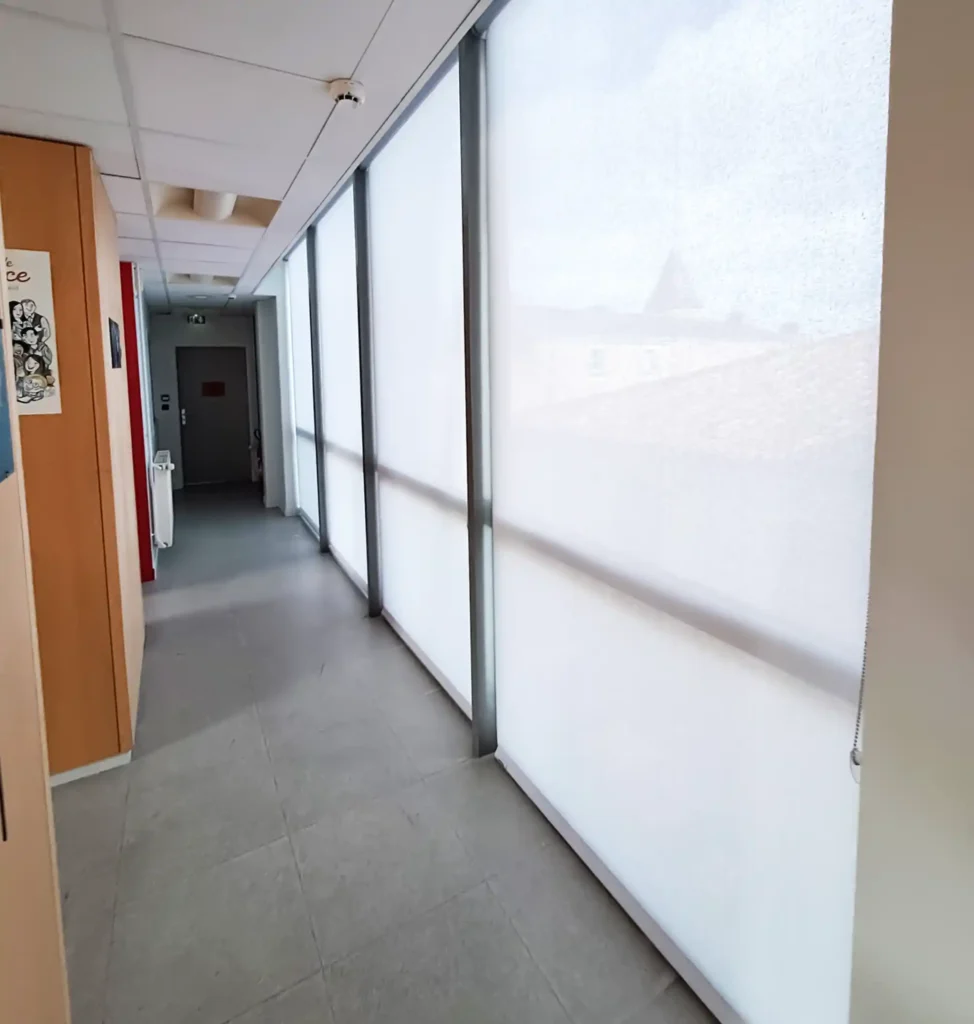 Stores intérieurs blancs pour une école-2