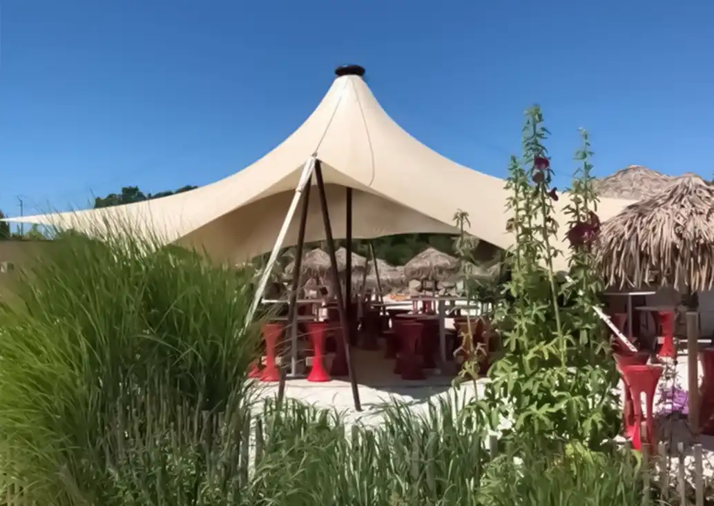 _Structure textile pour couvrir la terrasse d'un parc de loisirs