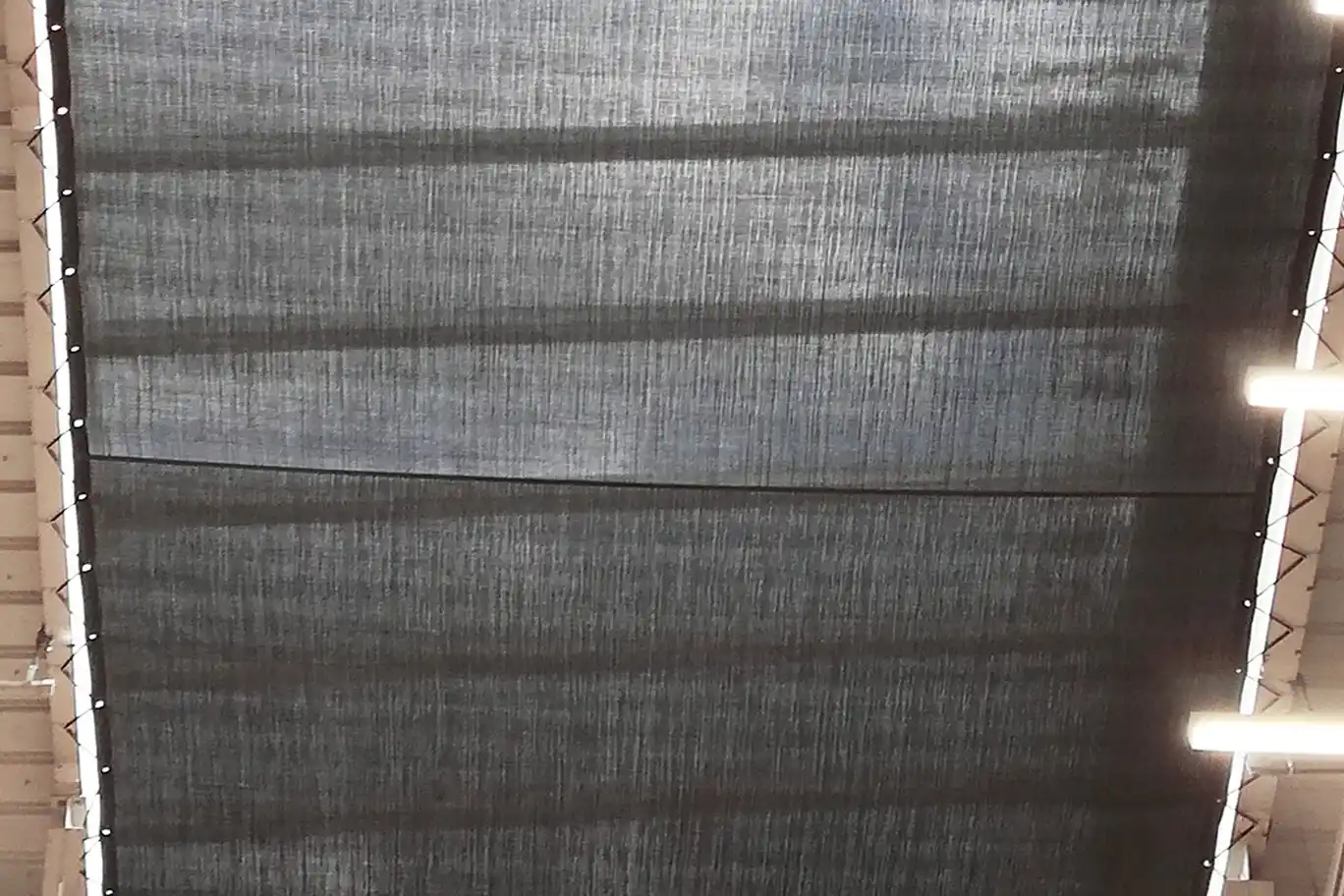 Toile protection solaire accrochée au plafond d'un centre commercial