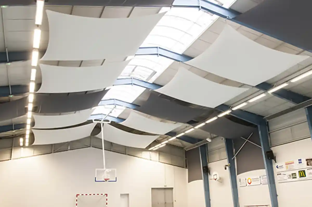 Toiles acoustique accrochées au plafond d'un stade de sport