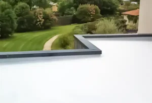 Toiture plate protégée par une bache