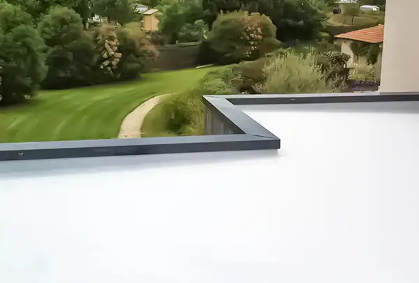 Toiture plate protégée par une bache