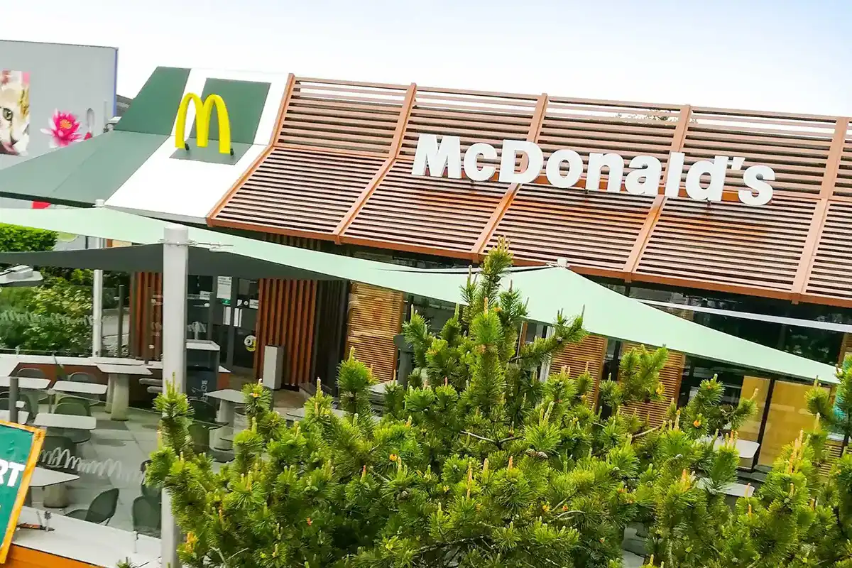 Voiles d'ombrage accrochés au-dessus de la terrasse d'un mac donald