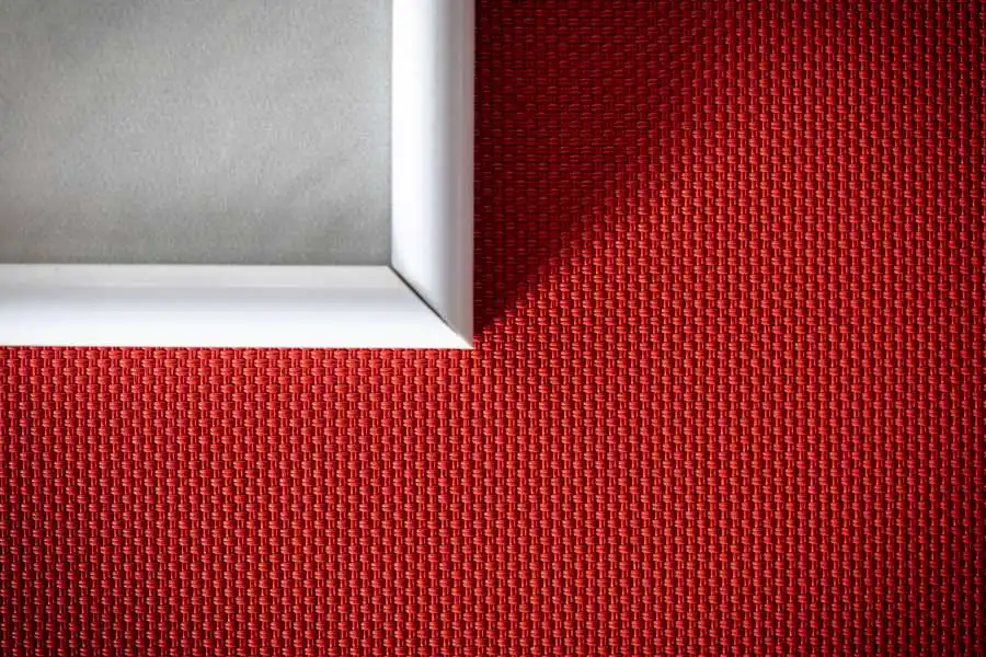 _Zoom-sur-le-tissu-tendue-aux-murs-rouge