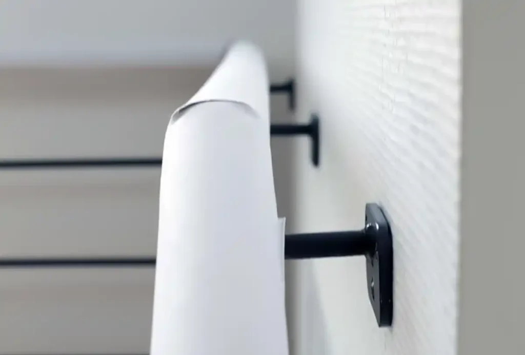 _bache agivir sur une rembarde d'escalier-v2