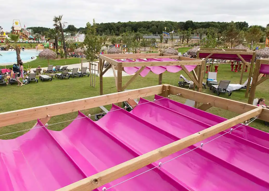 _pergola-structure-en-bois-avec-velum-rose-couleur copie