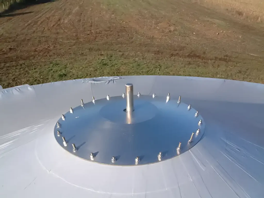 -socle d'une couverture de fosse à lisiser grise