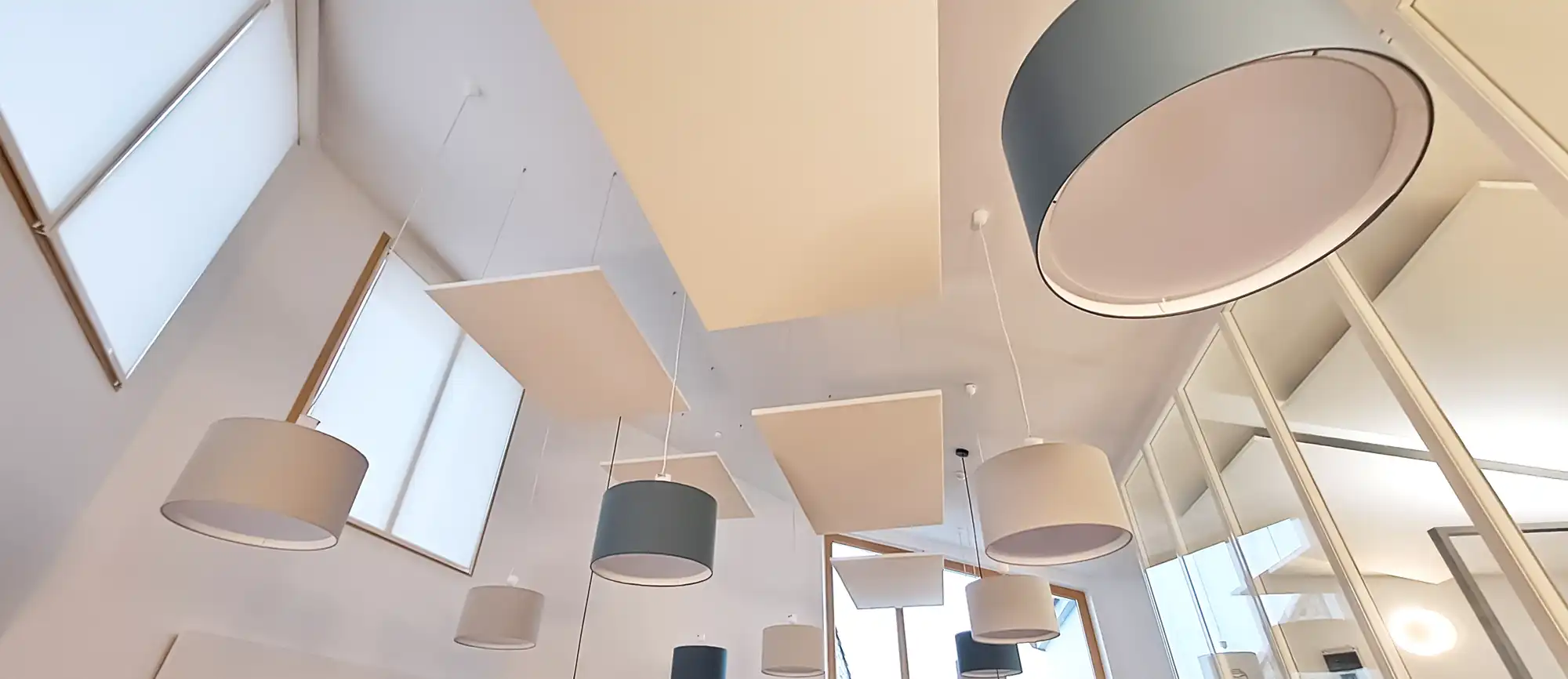 _Panneaux acoustique accrochés au plafond