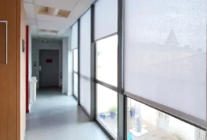 _Stores acoustiques accrochés dans le couloir d'une entreprise