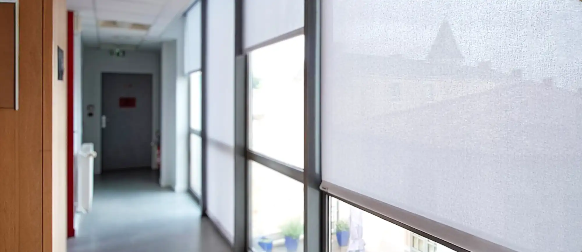 _Stores acoustiques accrochés dans le couloir d'une entreprise-v1