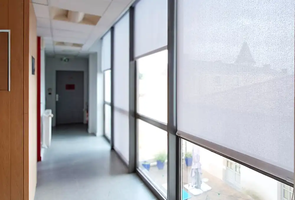 _Stores acoustiques accrochés dans le couloir d'une entreprise