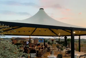 2-Structure métallo-textile qui abrite la terrasse d'un restaurant