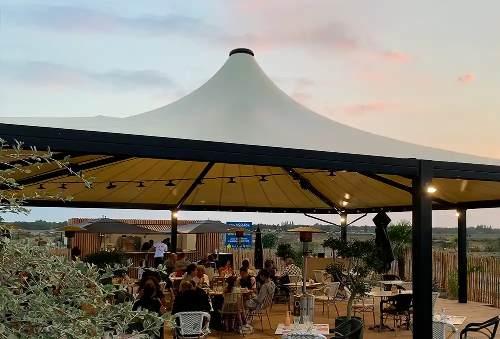 2-Structure métallo-textile qui abrite la terrasse d'un restaurant