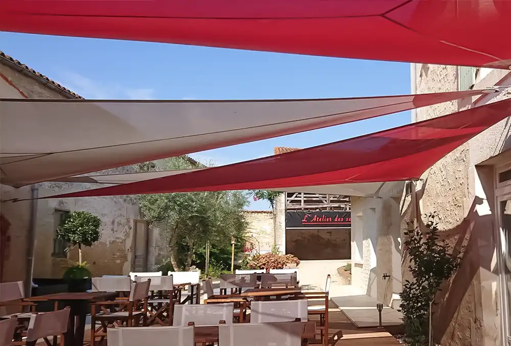 2-Voiles d'ombrage pour protéger la terrasse d'un restaurant